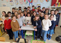 Image Les CM2 avec leur mascotte