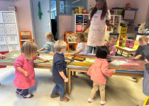 Image Peinture libre avec des petites voitures en petite section.