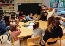 Image l'activité Tangram menée par les CAP1 dans la classe de Grande section